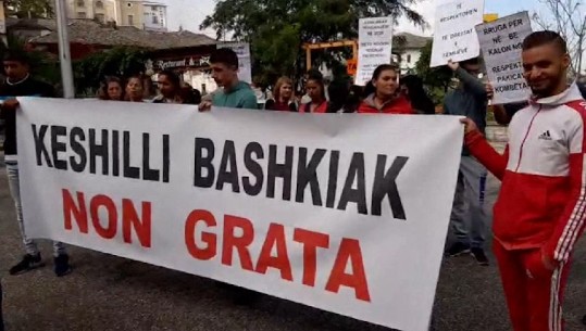 Komuniteti rom dhe egjiptian në protestë para mbledhjes së Këshillit Bashkiak në Gjirokastër: Po na cenohen të drejtat tona (VIDEO)