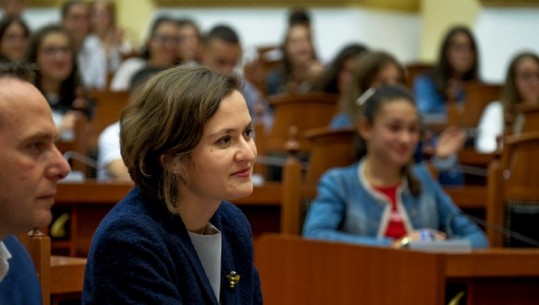 Themelohet 'Parlamenti i Nxënësve të Shqipërisë'/ Shahini: Ushtrim demokracie dhe vullnetarizmi