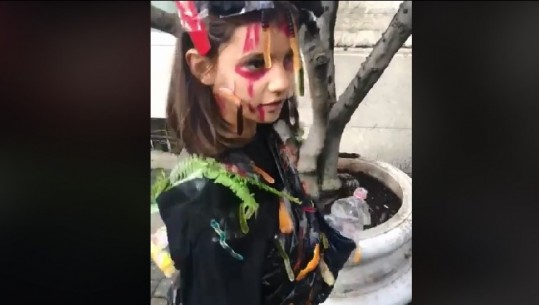 Vajza e vogël i jep një mësim të mirë të gjithë të rriturve me veshjen për Halloween (VIDEO)