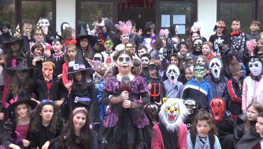 'Të veshur si shtriga, fantazma dhe tigëresha'/ Si e festuan fëmijët Halloween-in (VIDEO)