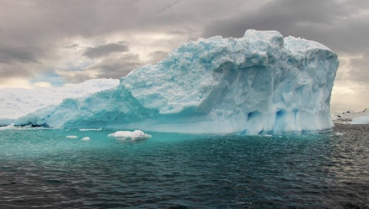 Antarktida, një ajsberg i madh sa Londra është gati të shkëputet