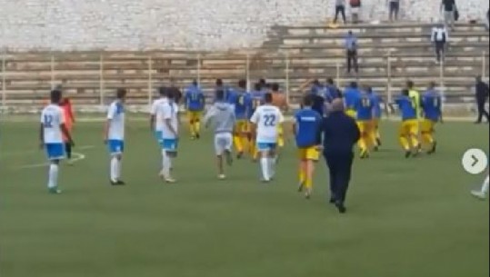 Dhunë e paprecedentë në futbollin e moshave, lojtarët dhe tifozët e Butrintit grusht me futbollistat e Orikut (VIDEO)