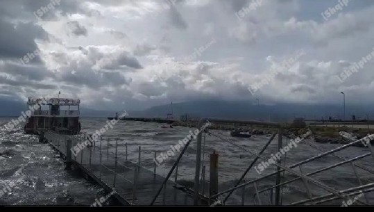 Anulohet udhëtimi i tragetit të linjes Vlorë- Brindisi, shkak moti dhe dallgët e forta (VIDEO)