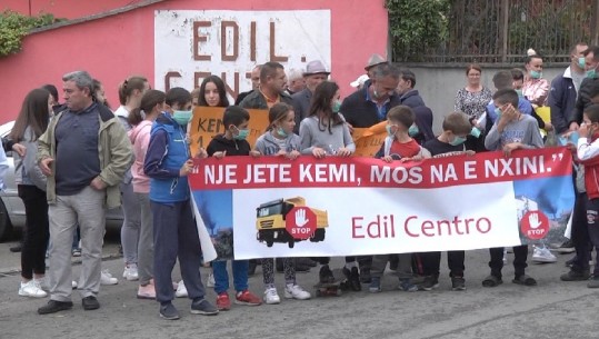 Banorët e Laprakës në protestën e nëntë kundër fabrikës së tullave: Po sëmuremi! Të merren masa ose do bëjmë vetëgjyqësi (VIDEO)