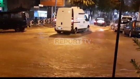 Shirat pushtojnë Jugun, ujërat vërshojnë mbi rrugët e Sarandës (VIDEO)