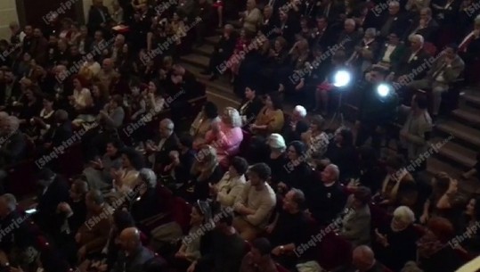 Skandali/ 70- vjetori i teatrit Migjeni, salla 'black out' për disa minuta! Drejtoresha: I kam çuar letër OSHEE-së (VIDEO)