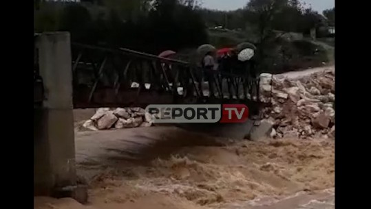 Shembet ura në Delvinë nga reshjet e shiut, banori për Report Tv: U izoluam (VIDEO)