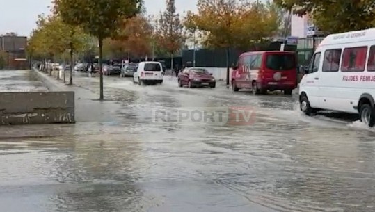 Erë dhe reshje të dendura/ Uji vërshon mbi rrugët e Durrësit (VIDEO)
