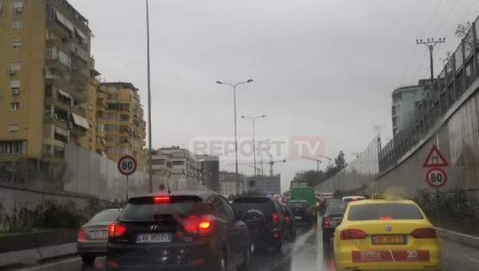 Trafik i rënduar në Tiranë nga reshjet e shiut (VIDEO)