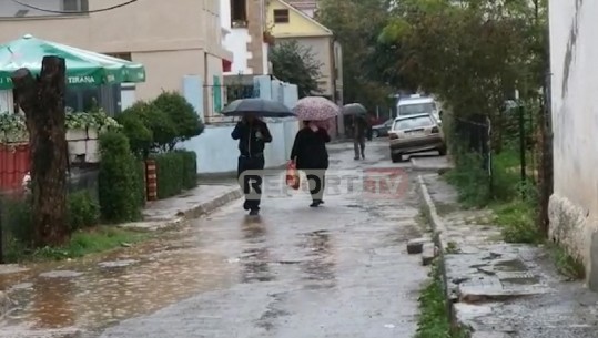 Reshjet e shiu vërshojnë në rrugët e Kukësit, përmbytje në disa zona (VIDEO)