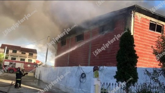 Digjet magazina me pajisje elektrike në Shijak, zjarrfikësit izolojnë flakët (VIDEO)