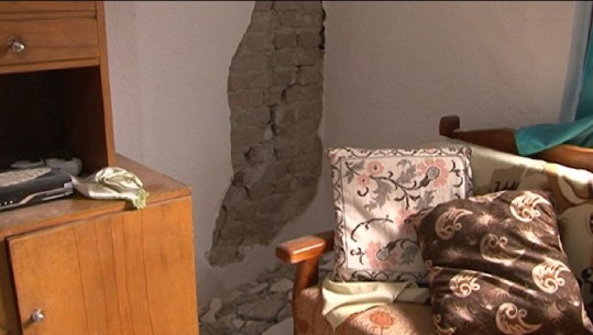Suva të rrëzuara, mure e çati të çara...çfarë ka mbetur nga tërmeti i 1 nëntorit në Qafëzezë! Banorët: Jemi rrënuar