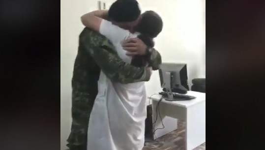 Emocione, lot dhe përqafime! Ushtaraku shqiptar kthehet nga Afganistani, i bën surprizën e këndshme nënës  (VIDEO)