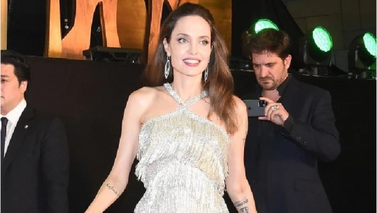 Angelina Jolie bashkë me stafin rrezikohen nga shpërthimi i një bombe të Luftës së Dytë Botërore