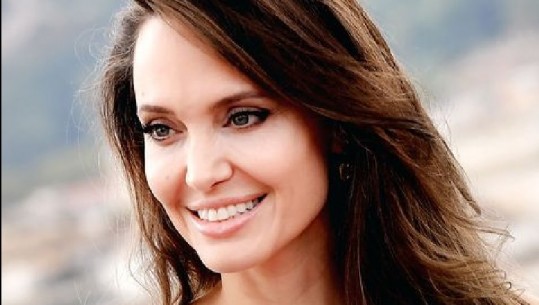 Angelina Jolie pozon nudo në moshën 44-vjeçare 