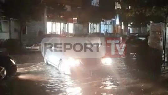 Durrësi dhe Lezha 'nën ujë'/ Reshjet e shiu vështirësojnë qarkullimin e makinave në disa rrugë (VIDEO)