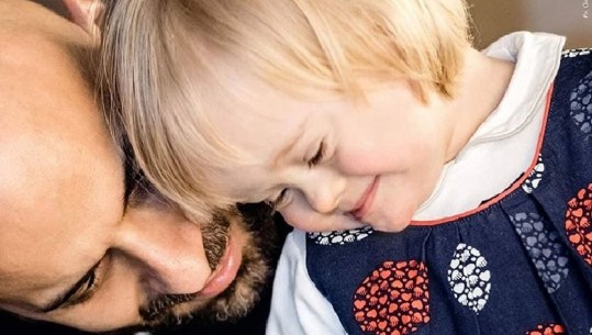 Babai beqar birëson vogëlushen me sindromën Down pasi u refuzua nga 20 familje (FOTO)