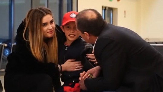 Merr fund vuajtja e vogëlushit/ Alvini arrin në Itali, përqafim mes lotësh dhe emocionesh me babanë e motrat (VIDEO-Momenti i takimit)