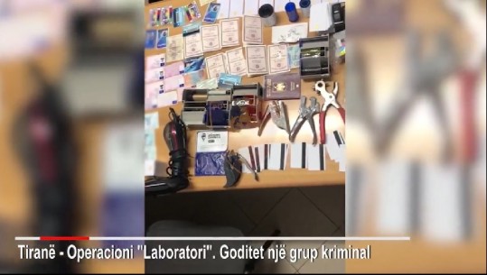 Çonin shqiptarët me letra false greke dhe italiane në Angli dhe SHBA, goditet grupi, shkatërrohet laboratori në Durrës, 3 të arrestuar (VIDEO)