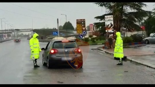 'Je i dehur, s'je në gjendje të drejtosh makinën'/ Policia Rrugore bën kërdinë me gjoba (VIDEO)