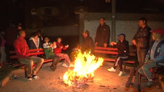 Kalojnë natën në banesën e djegur në Korçë/ Drama e familjes me 10 pjesëtarë: Po tallen me ne (VIDEO)