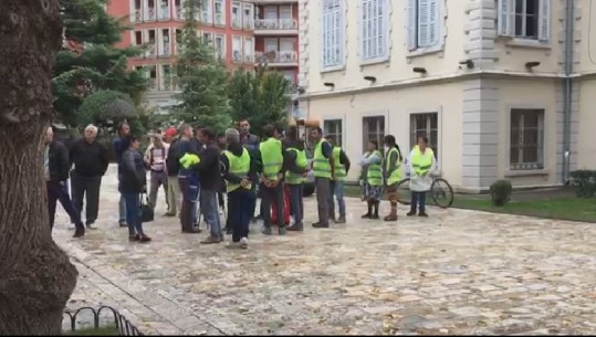 Shkodër, punëtorët e pastrimit dhe sindikatat në protestë: Duam kompaninë e vjetër (VIDEO)