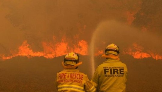 Zjarret në Australi, në pak orë 5 të vdekur dhe 100 shtëpi të shkatërruara