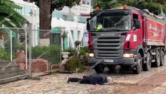 Shëtitorja e Sarandës/ Qytetarët protestë, i moshuari shtrihet para kamionit: Mos prekni plazhin! Bashkia: Do kthehet në identitet (VIDEO)