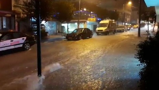 30 minuta shi i dendur, disa zona në Vlorë dhe Sarandë 'notojnë' në ujë (VIDEO)