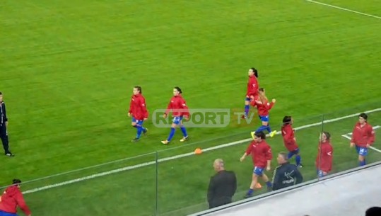 Pamjet brenda stadiumit/ Dy skuadrat nisin nxehmjen e parë në Arenën Kombëtare (VIDEO)