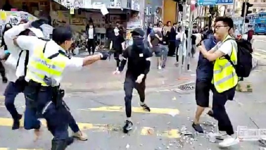Hong Kong, pamje të rënda, polici qëllon me pistoletë protestuesin (VIDEO)