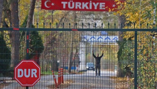 Militanti i ISIS i mbetur pa atdhe mes kufirit turk dhe grek 