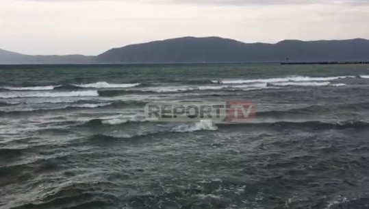 Dallgë të mëdha në det/ Pezullohen të gjitha lundrimet e mjeteve të vogla dhe të peshkimit në Vlorë (VIDEO)