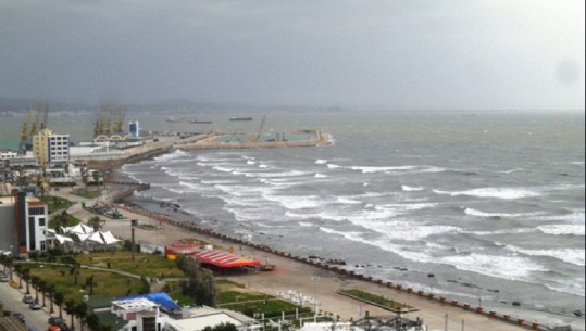 Erë e fortë e shi intensiv në Durrës/ Ndërpritet puna në port, vonesa të shumta të lundrimeve drejt Italisë dhe anasjelltas