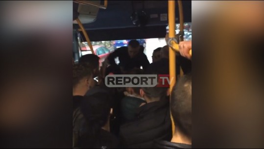 Vajzës i humb portofoli, pasagjerët rrahin keq shoferin e autobusit pse mbylli dyert (VIDEO)