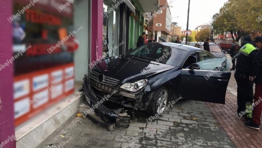 Përplasen dy makina në Bulevardin e Korçës, 'CLS'-ja futet në dyqanin në anë të rrugës (VIDEO)