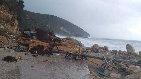 Furtuna rrëzon shtyllat elektrike në Vlorë, këto zona kanë mbetur pa energji