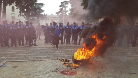 Beteja e gjobave për protestat, PD: Gjykata i shfuqizoi! Bashkia e Tiranës: Do i paguajë Bardhi dhe Dollapi