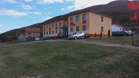 Kukës, rruga e Kombit rrezikon nxënësit në Morinë! Në afërsi të shkollës 2 fëmijë humbën jetën