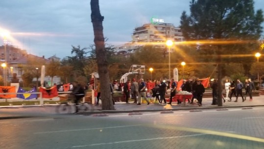 Rrugët që të çojnë te stadiumi vishen kuqezi, francezët shijojnë Tiranën e bukur... atmosfera para ndeshjes  