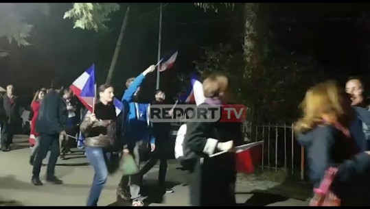 Tifozët francezë 'sfidojnë'  kuqezinjtë...dhurojnë spektakël në rrugët pranë stadiumit (VIDEO)