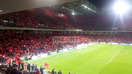 Tifozët shqiptarë dhurojnë spektakël në stadium...valëviten rreth 20 mijë flamuj kuqezinj (VIDEO)
