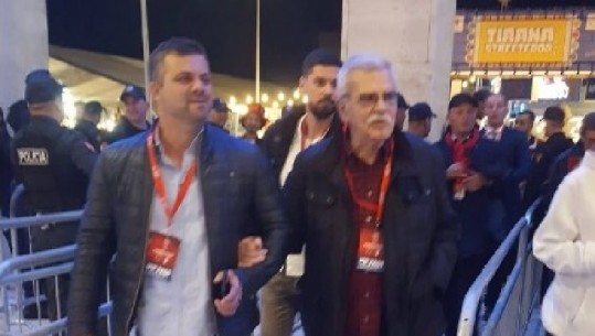 Robert Ndrenika ndjek 'Shqipëri-Francë' në stadium: Shpresoj të bëhet edhe teatri i ri