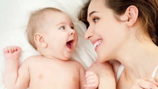 Përqafimi i bebeve ndikon në zhvillimin mendor të tyre
