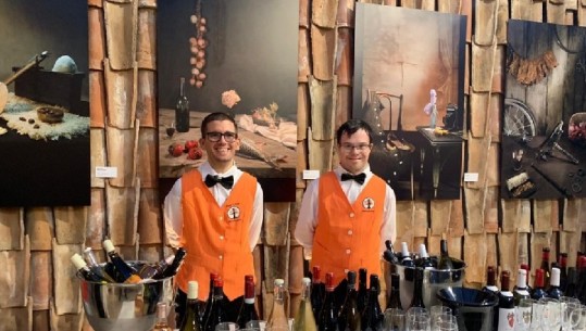 Java e Kuzhinës Italiane, një kamarier i veçantë me sindromën Down shërben verërat i buzëqeshur/FOTOT