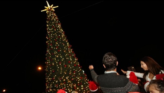 Tirana 'vishet' me atmosferën e festave...ndizen dritat e pemës te Pazari i Ri (VIDEO)