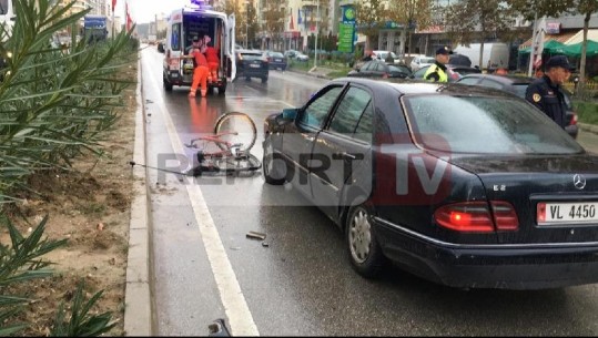 Aksident në Vlorë, makina përplas rëndë drejtuesin e biçikletës (VIDEO)