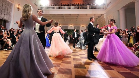 Vajzat e pasanikëve rusë shndrisin në ballon e debutanteve (FOTO)