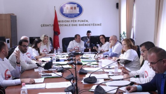 'Antibiotikët nuk janë karamele',  deputetët vijnë të veshur me bluza të bardha në mbledhjen e komisionit (FOTO)