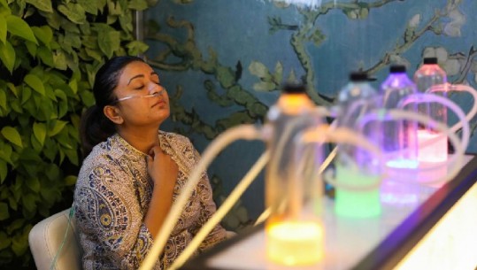 Ndotja e ajrit/ India krijon barin e parë me shishe oksigjeni për qytetarët